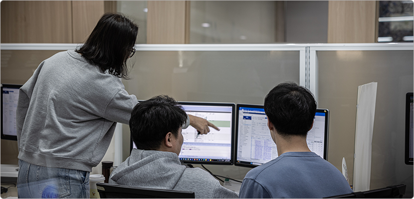 한샘글로벌의 데이터 전문 PM들이 AI 안전성 평가(Safety Eval) 데이터를 심층 분석하며 품질 전략을 논의하고 있습니다.
