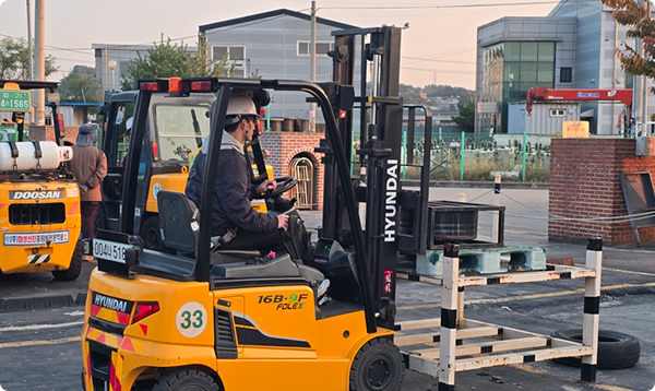 조작 동선, 시야, 레버 감각 같은 ‘텍스트만으로는 놓치기 쉬운 요소’를 체득합니다.