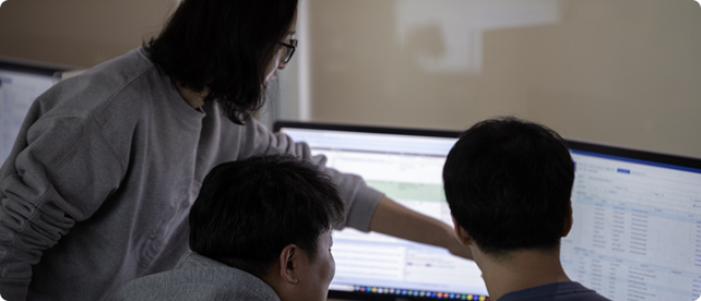 의논하는 실무진들의 모습