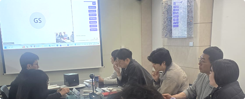 프로젝트 매니저, 리소스 매니저, 리뷰어, 도큐먼트 엔지니어가 심사관의 질문에 직접 답변하는 모습 